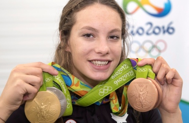 Natation : Oleksiak et Rivard honorées