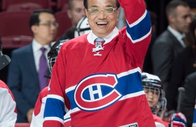 Le Premier ministre chinois en bleu-blanc-rouge