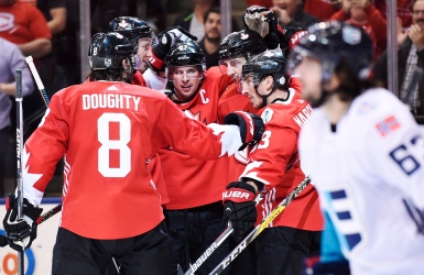 Équipe Canada enlève la première manche