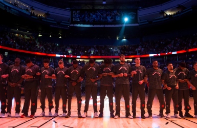 Les Raptors s'enlacent lors des hymnes nationaux