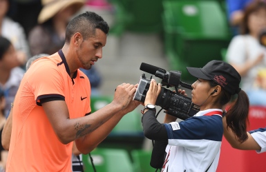 Nick Kyrgios aide un spectateur et l'emporte