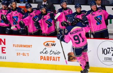 Premier tour du chapeau pour MacDonald