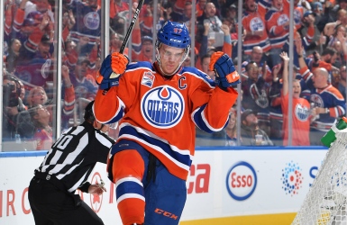 McDavid inaugure le nouvel aréna en grand