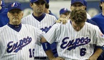 Claude Raymond Et Brad Wilkerson triste, au terme du dernier match de l'histoire des Expos en 2004