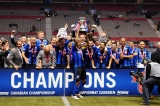 Patrice Bernier avec la coupe des Voyageurs