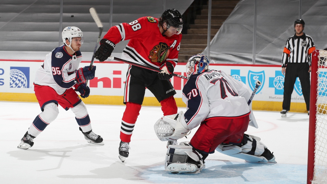 Patrick Kane et Joonas Korpisalo