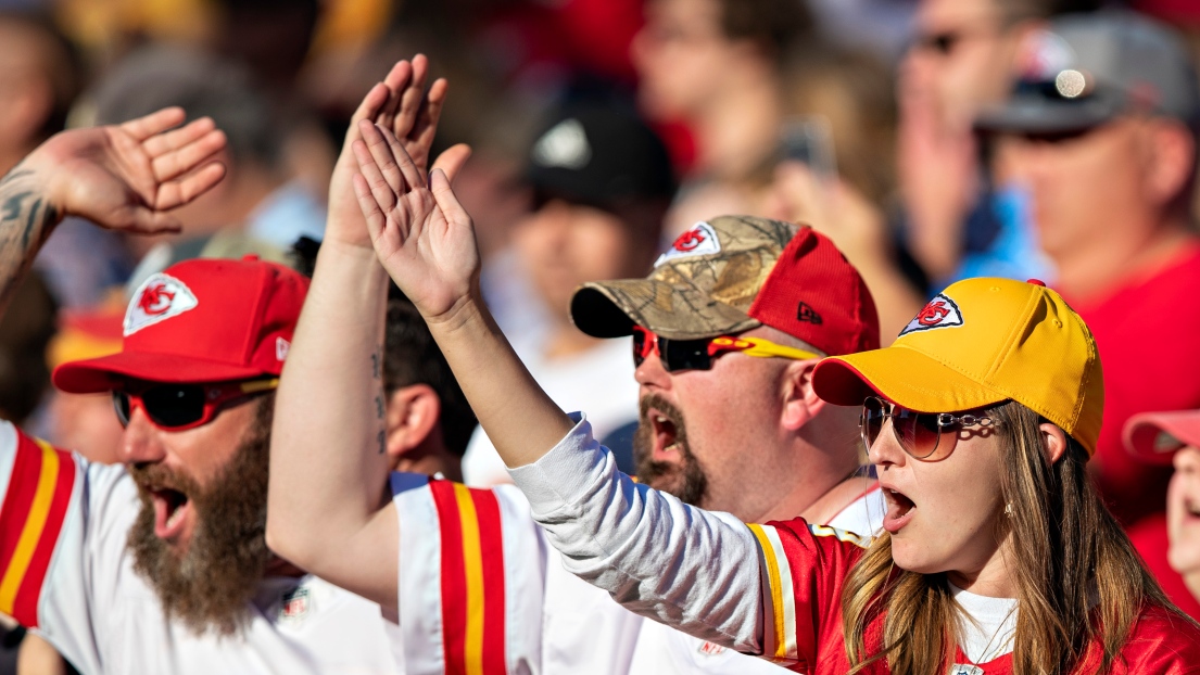 Des partisans des Chiefs imitant le mouvement du tomahawk avec leurs bras.