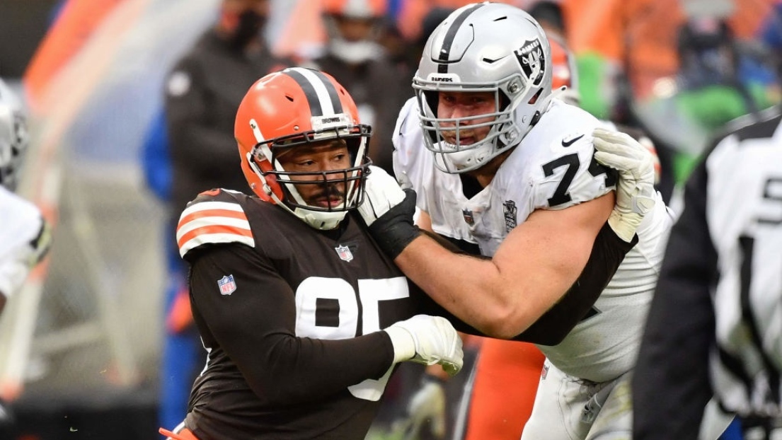 Myles Garrett et Kolton Miller