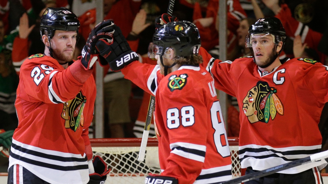 Bryan Bickell, Patrick Kane et Jonathan Toews