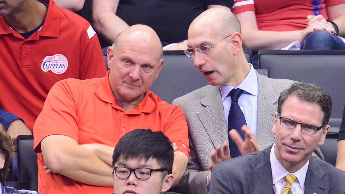 Steve Ballmer et le commissaire de la NBA, Adam Silver.