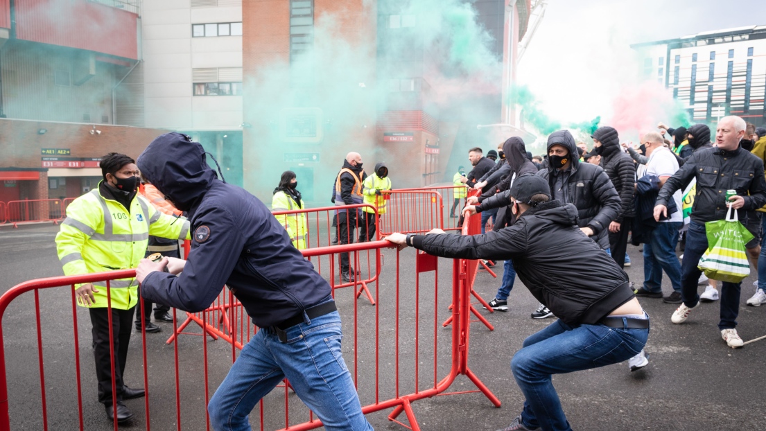 Des partisans tentant de pénétrer dans le stade Old Trafford.