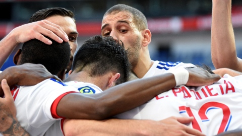 Lyon monte sur le podium, Nantes s'accroche
