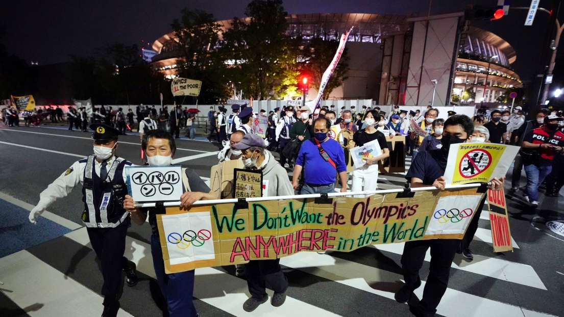 Des manifestants protestent contre la tenue des JO de Tokyo.