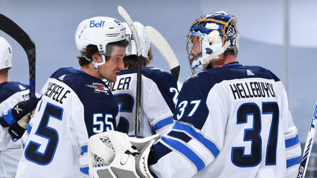 Mark Scheifele et Connor Hellebuyck