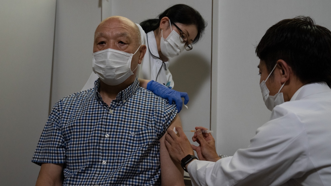 Un Japonais reçoit son vaccin contre la COVID-19.