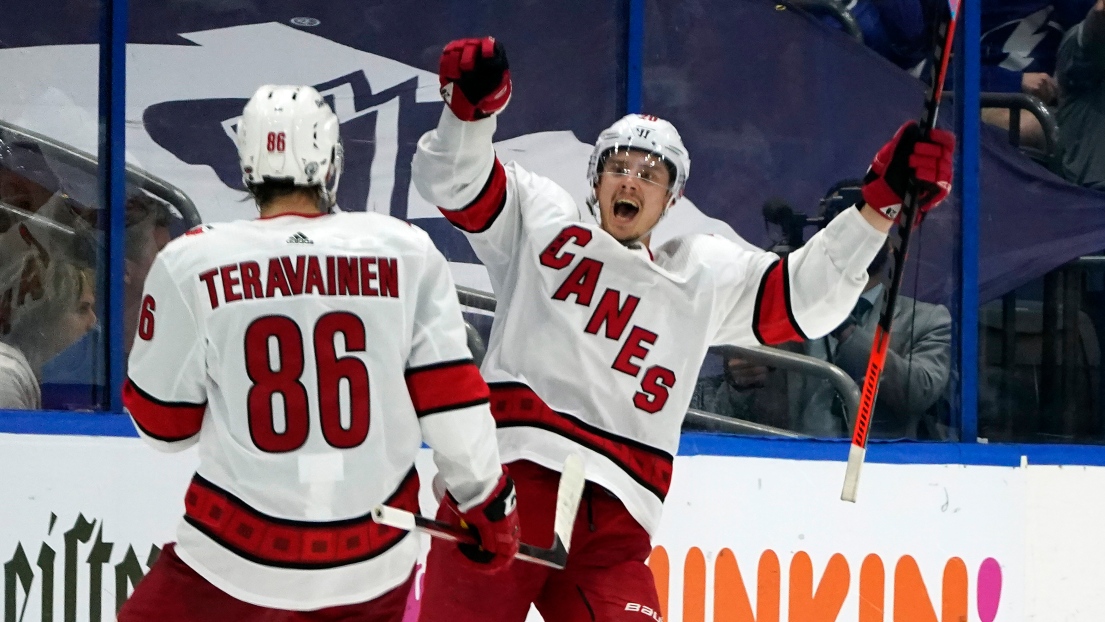 Teuvo Teravainen et Sebastian Aho