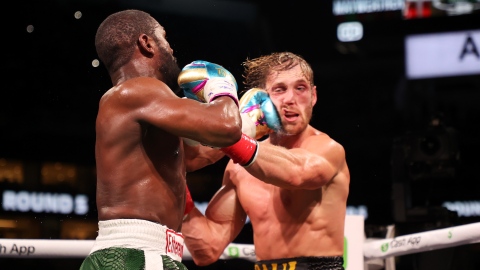 Paul survit contre un Mayweather infaillible