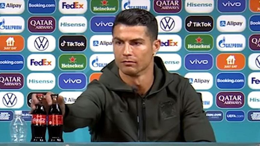 Cristiano Ronaldo escamotant deux bouteilles de Coca-Cola en conférence de presse.