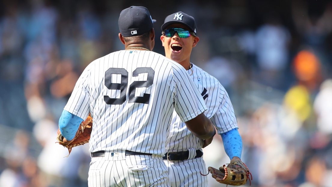 Chris Gittens et Gio Urshela célèbrent le triple jeu et la victoire des Yankees.