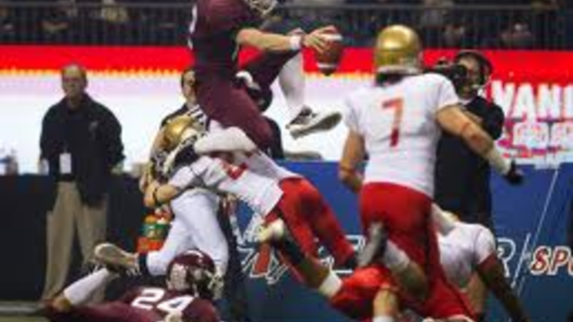 Le bourreau de l'Université Laval , signe à Montréal . NFL Grand