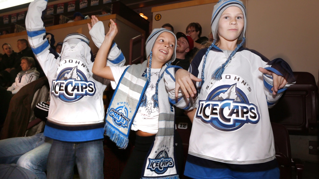 De jeunes partisans des Ice Caps de Saint John's
