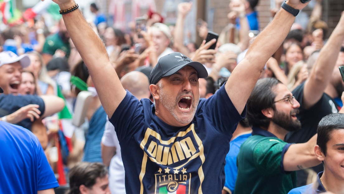 Un partisan de Montréal célèbre la victoire de l'Italie