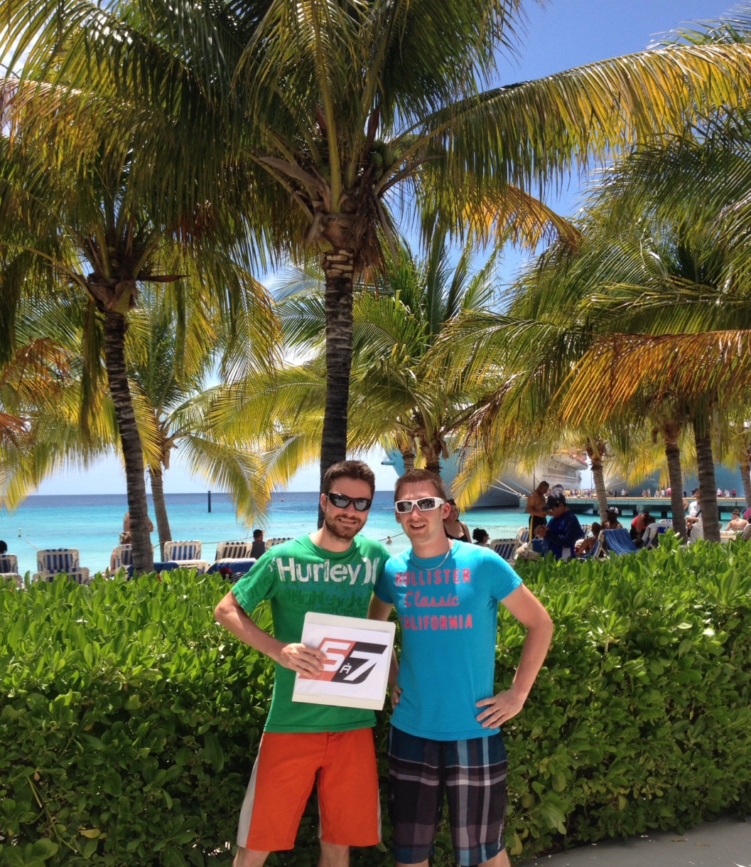 Notre logo se retrouve d'abord aux Iles Turques-et-Caïques. Anthony Lachance et Mikaël Fillion se sont rendus sur cet archipel d'iles situées dans les Antilles au mois de mai 2014. Iles Turques-et-Caïques. Anthony Lachance et Mikaël Fillion