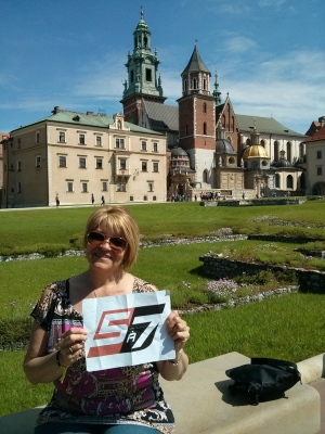 Nous voici maintenant en Pologne. Merci à Carole Ayotte qui est ici sur la colline du château du Wawel, à Cracovie. C'est un château qui abrite une impressionnante collection d'œuvres d'arts appartenant à l'état polonais. Château du Wawel, à Cracovie, Carole Ayotte