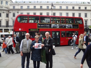Voici notre logo à Londres, en Angleterre. Jacques Quimper, à droite sur la photo, prend la pose avec deux grandes vedettes, soit les parents de Frédéric Plante, Jacques et Suzanne! Monsieur Quimper est de Rimouski. Il est un grand fan du 5 à 7 et a eu le bonheur de participer à un voyage organisé avec mes parents en Europe. Jacques Quimper Angleterre