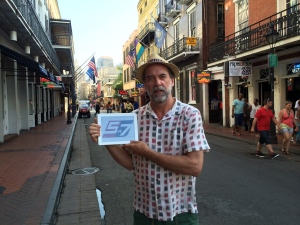 Voici le producteur du 5 à 7, Pierre Fortier, qui est sur la célèbre rue Bourbon dans le quartier français de La Nouvelle-Orléans. Pierre Fortier Nouvelle-Orléans