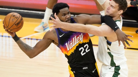 Les Suns égalent l'offre hostile des Pacers pour Ayton
