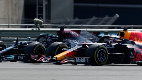 Red Bull demande un réexamen de la sanction contre Lewis Hamilton