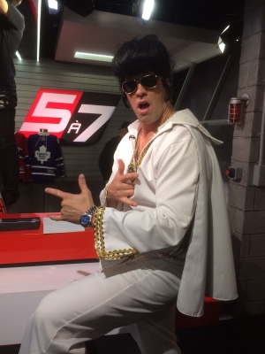 Le 8 octobre 2014, nous attendions André Roy, mais c'est plutôt Elvis qui est venu chanter une chanson au 5 à 7! André Roy Elvis