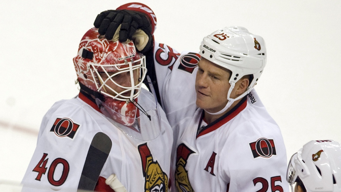 Robin Lehner et Chris Neil