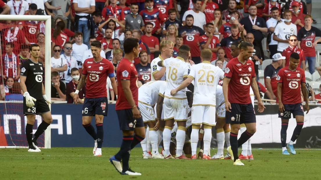 Les joueurs de Lille réagissant à un but de l'adversaire.