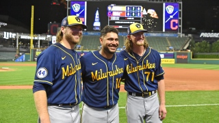 Corbin Burnes, Omar Narvaez et Josh Hader Corbin Burnes, Omar Narvaez et Josh Hader