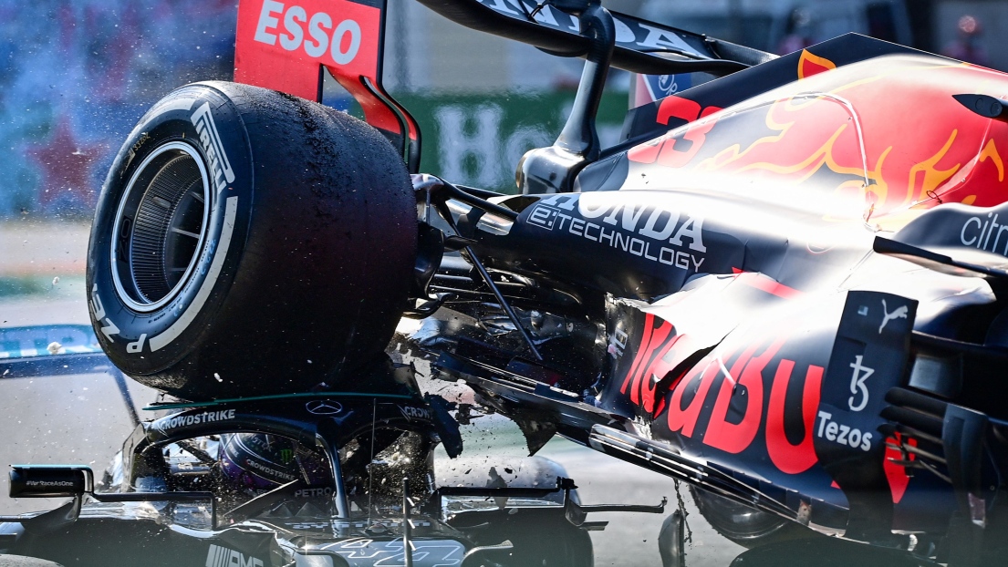 Lewis Hamilton sous la roue de la voiture de Max Verstappen
