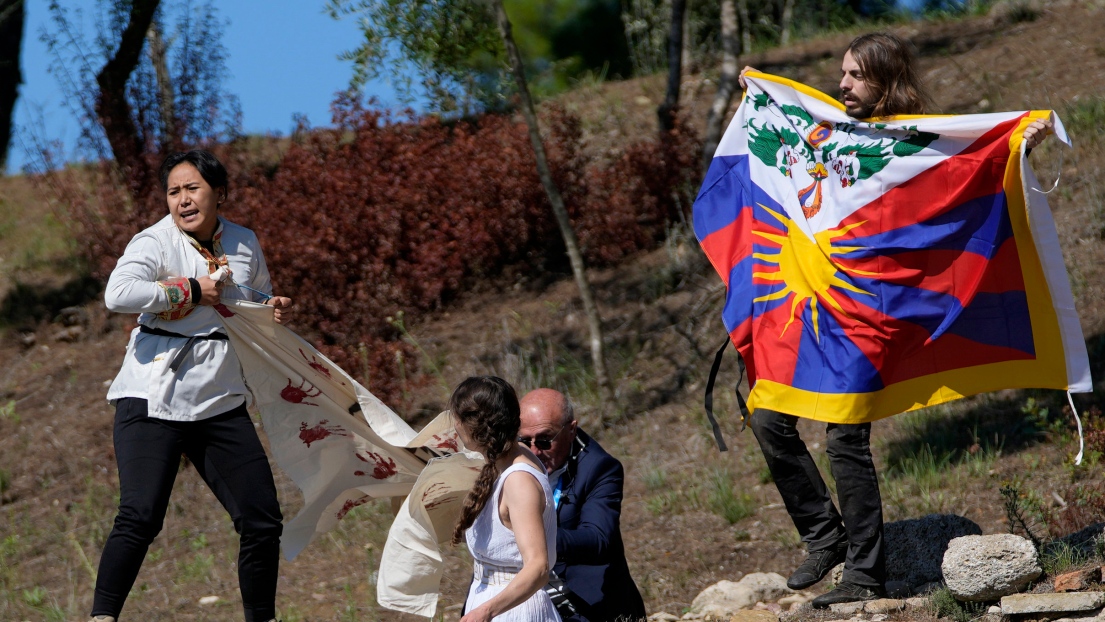 Des manifestants ont déployé un drapeau tibétain avant d'être arrêtés.