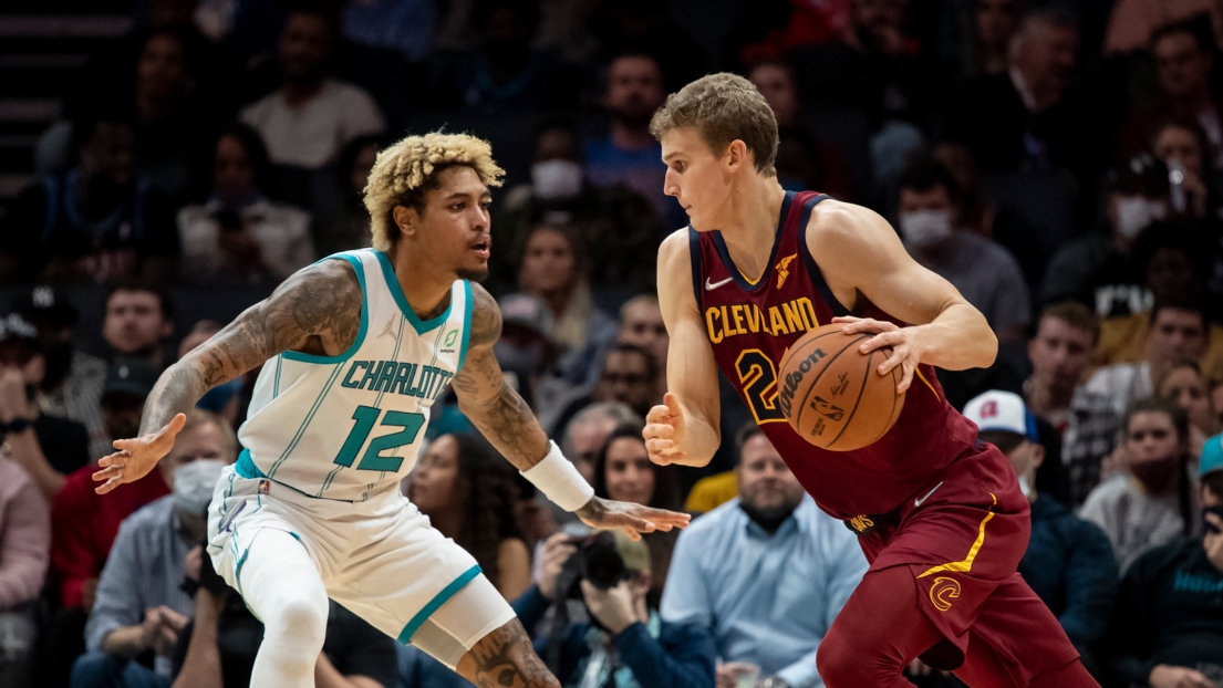 Kelly Oubre et Lauri Markkanen