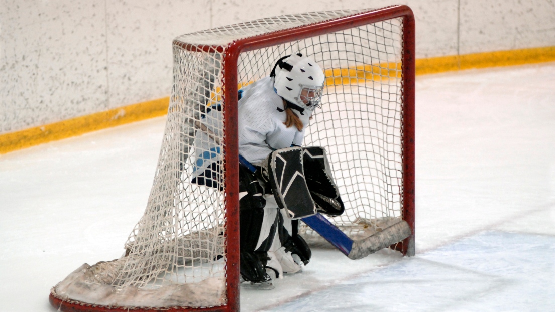 Une gardienne de hockey mineur