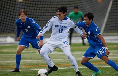 Les Carabins champions nationaux au soccer