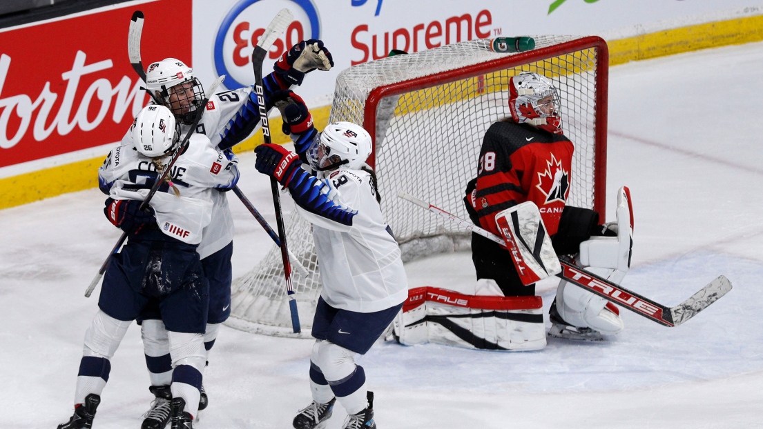 Hilary Knight (21), Jincy Dunne (19) et Kendall Coyne Schofield (26)