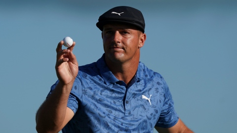 DeChambeau suivi de près