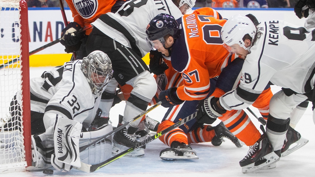 Jonathan Quick, Connor McDavid et Adrian Kempe