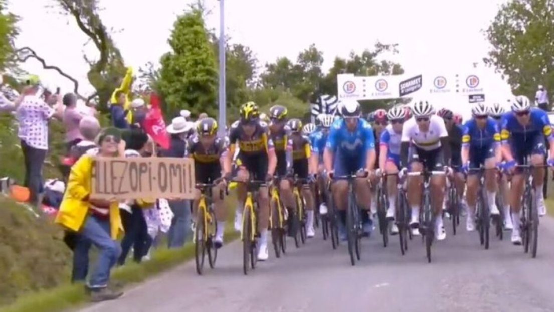 Une jeune femme a provoqué une chute massive de coureurs en brandissant une pancarte.