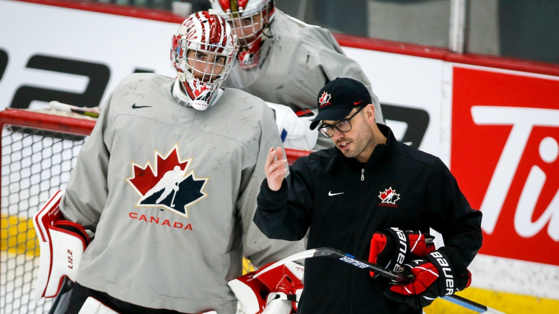 Olivier Michaud donne des conseils à Dylan Garand.