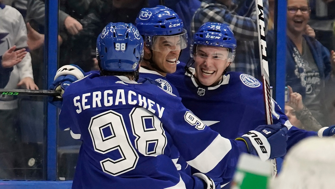 Mikhail Sergachev, Mathieu Joseph et Ross Colton 