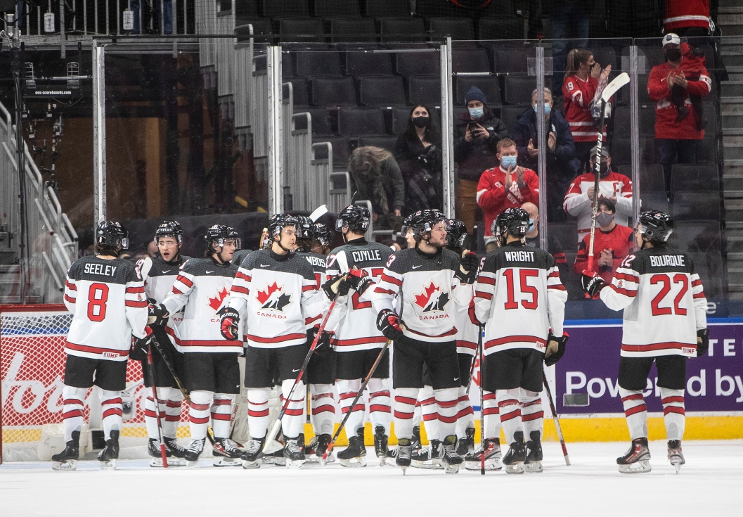 Équipe Canada Junior célèbre sa victoire sur la Tchèquie