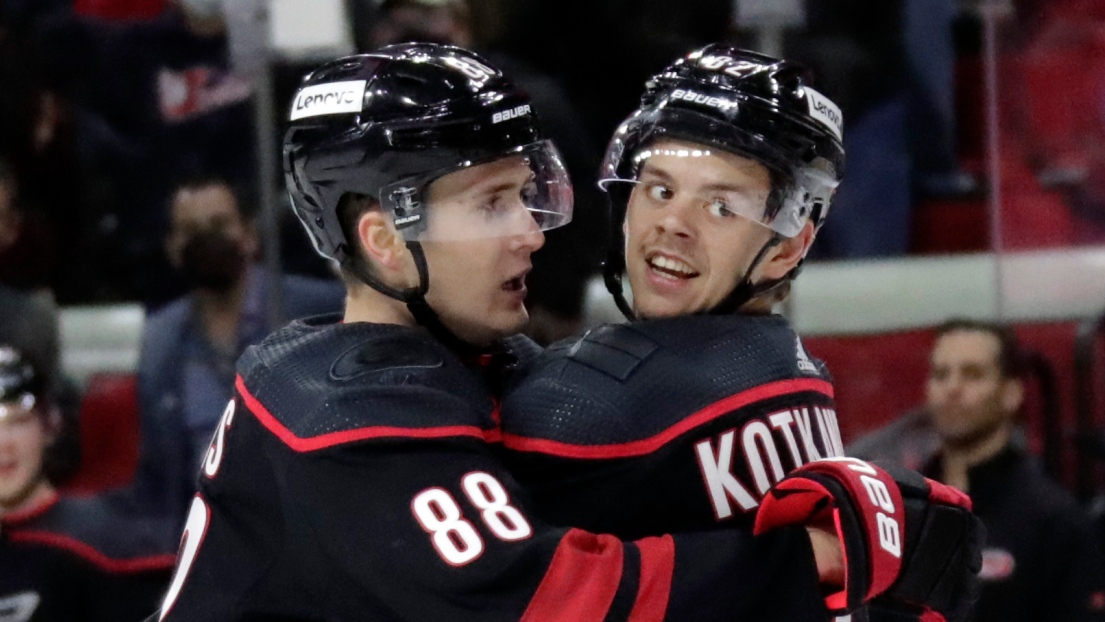 Jesperi Kotkaniemi et Martin Necas