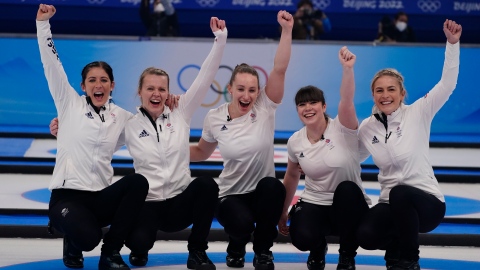 La Grande-Bretagne enlève l'or en curling féminin